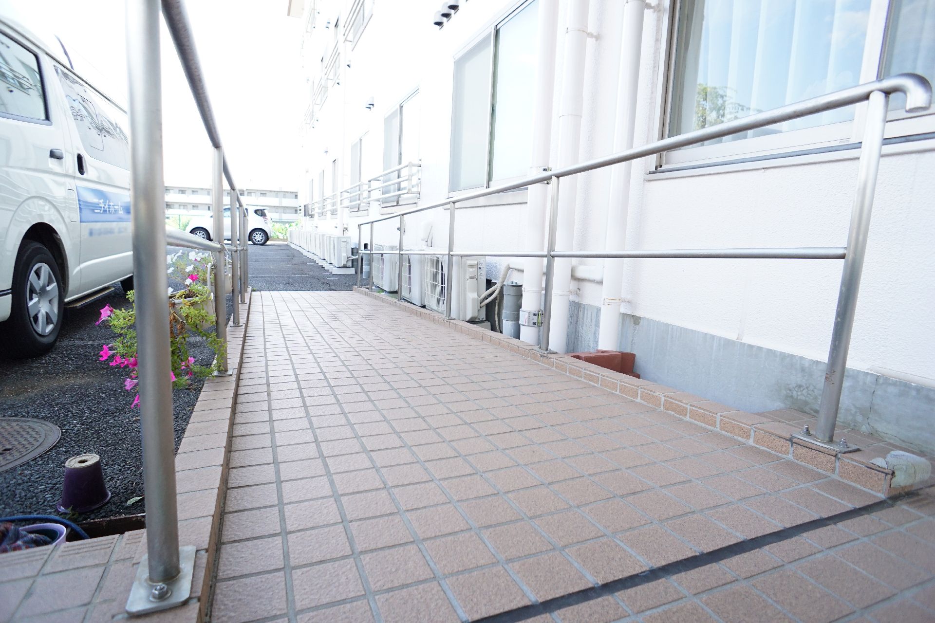手すりとスロープが設置された介護施設の玄関
