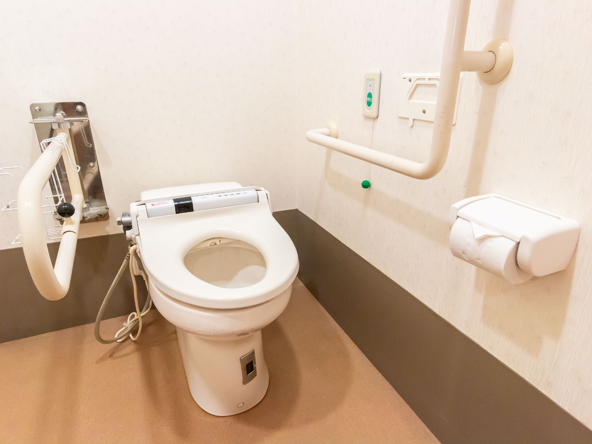 車椅子の方が利用しやすいようにスペースが広くなっているトイレ