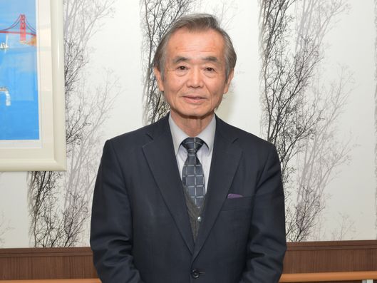 スーツ姿の男性スタッフ