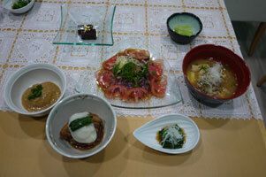 トマトサラダと大根の煮物、ほうれん草のおひたしと味噌汁