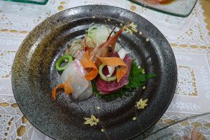 海老やまぐろの刺身の盛り合わせ