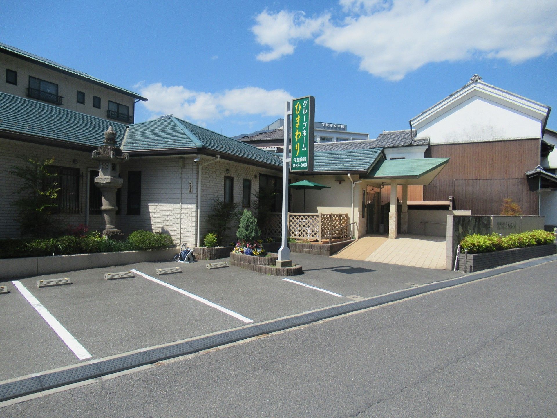 駐車場と建物の外観
