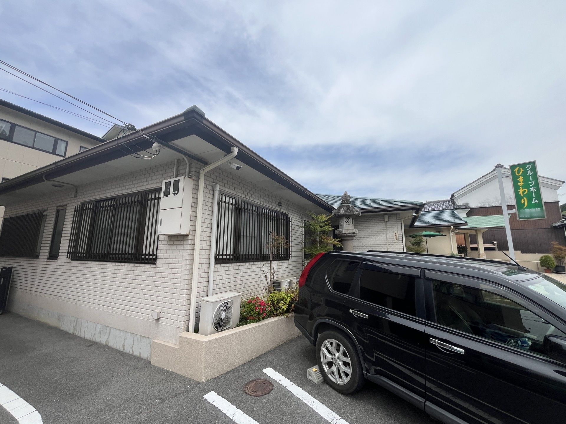 駐車場のある建物外観