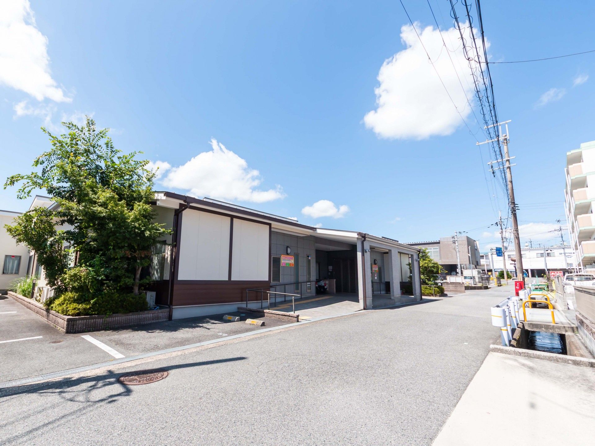 青空の下の建物外観