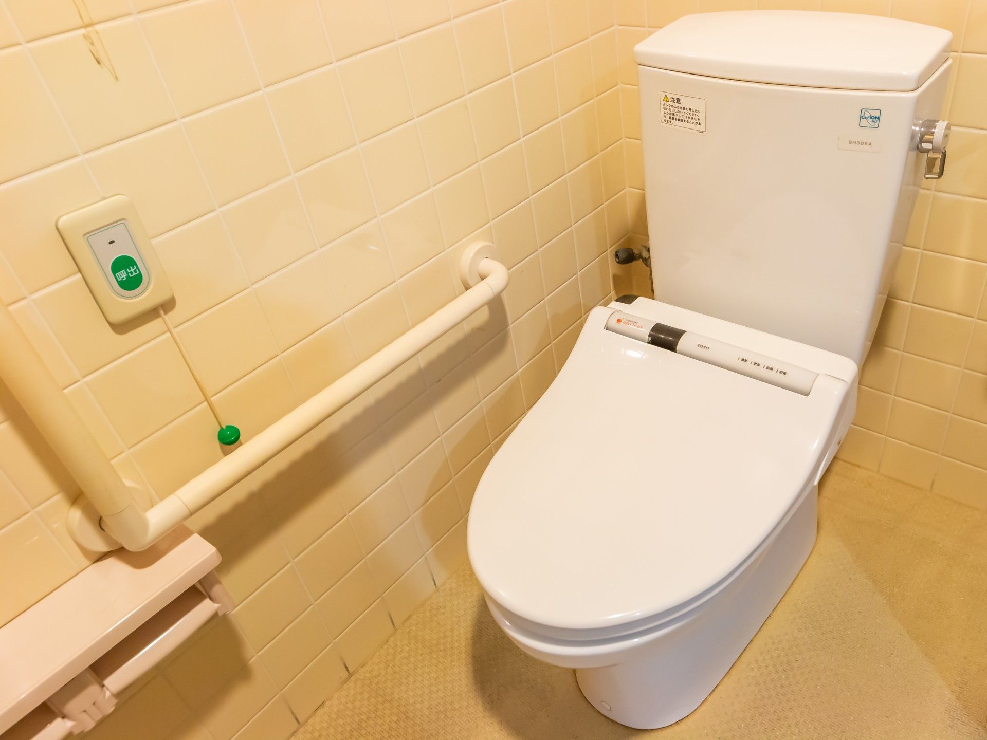 手すり付きのトイレ