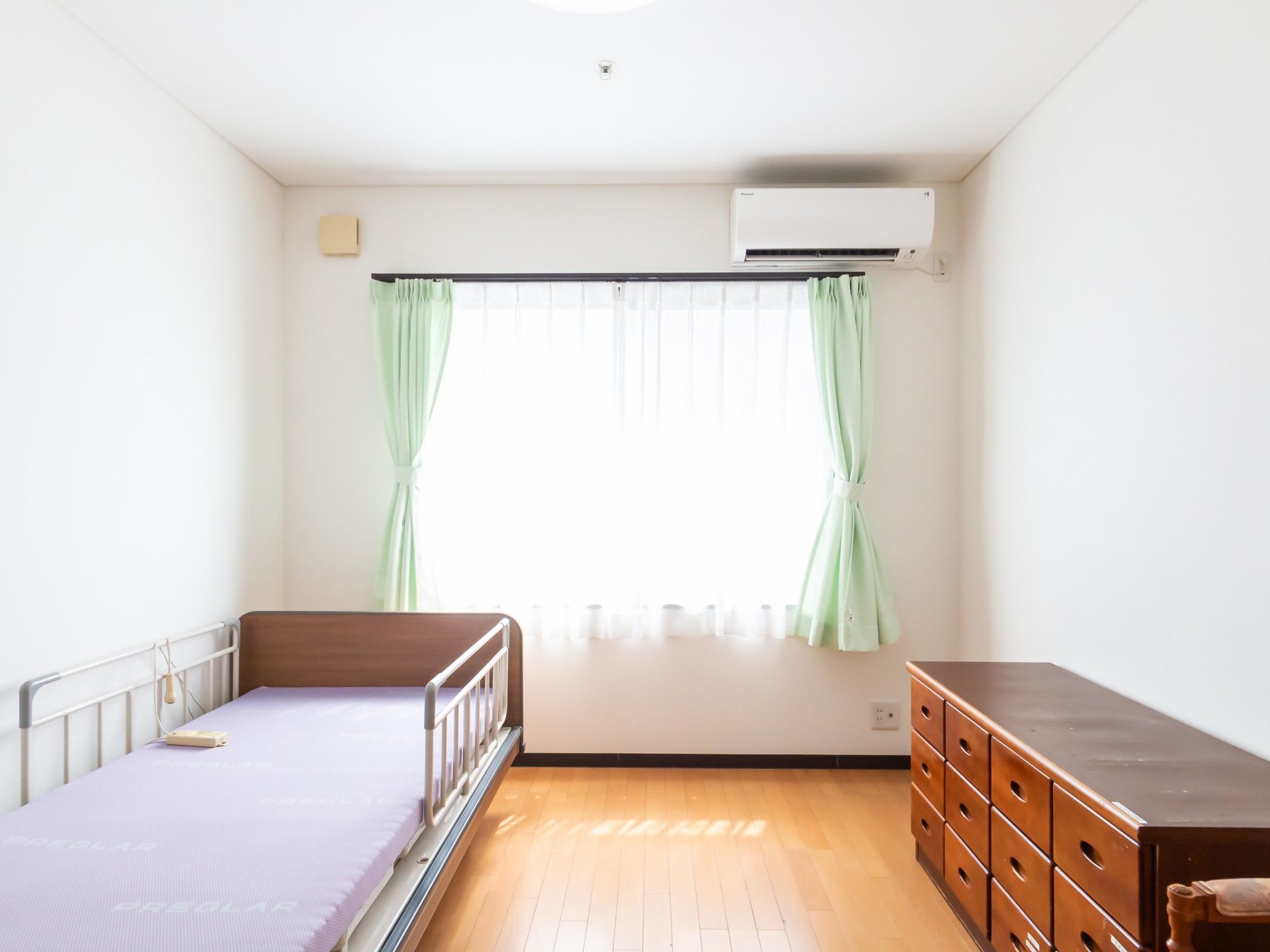 明るい個室の様子