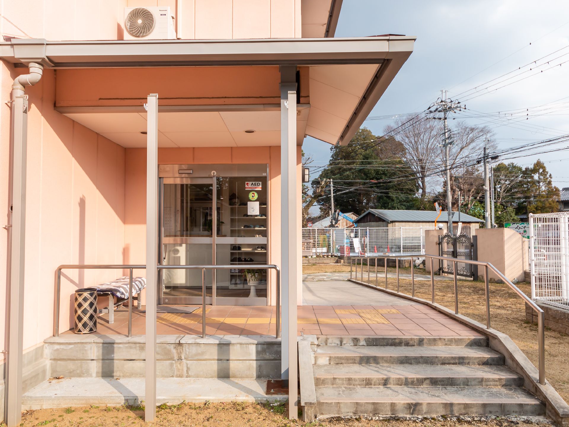 手すりが設置された玄関