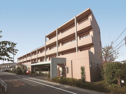 「ニチイホーム 稲城」の外観。マンションのような雰囲気の建物。
