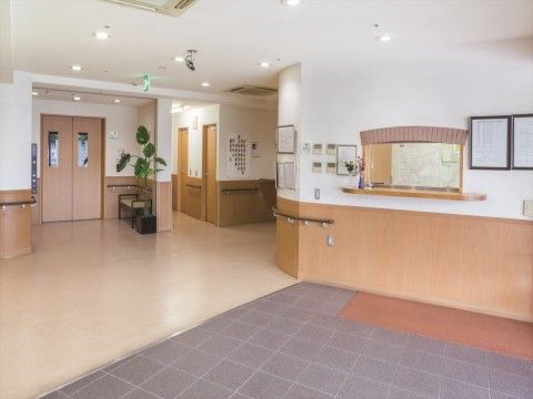 「ニチイホーム 稲城」のエントランスホール。受付窓口を設けている。