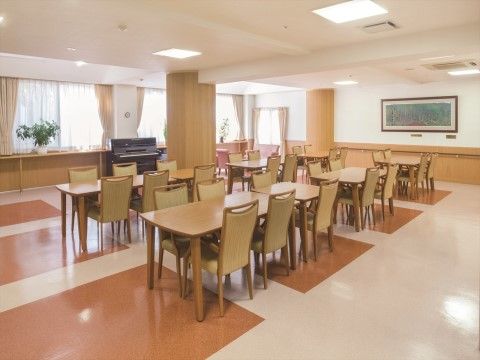 「ニチイホーム 稲城」のリビング＆ダイニング。開放感のあるスペースでお食事を楽しめる。