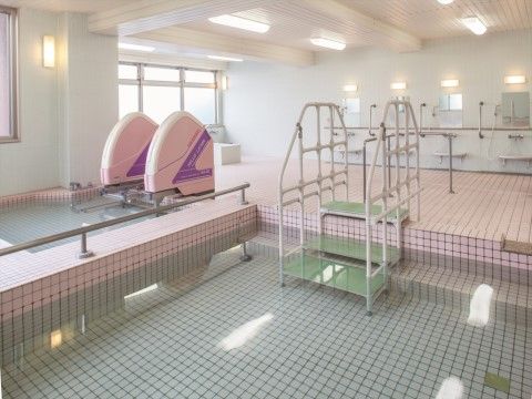 「ニチイホーム 稲城」の一般浴室。ゆとりを持たせた広さの浴室。