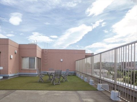 「ニチイホーム 稲城」のテラスガーデン。屋外にある共有スペース。