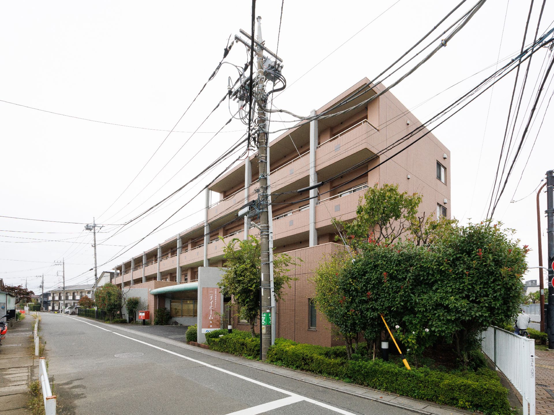 落ち着いた色調の鉄筋コンクリート造地上４階建ての外観の老人ホーム