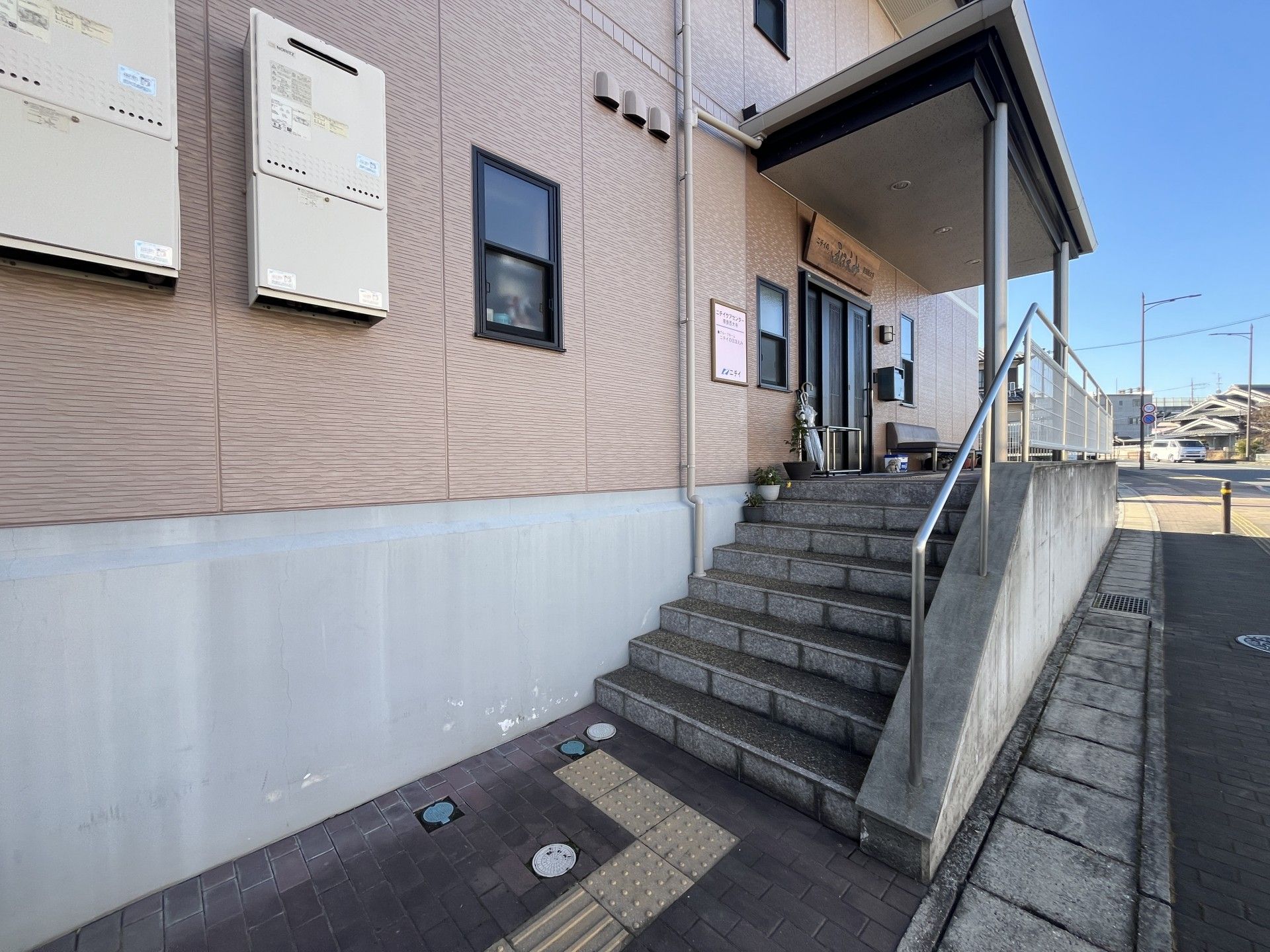 玄関の階段とスロープ