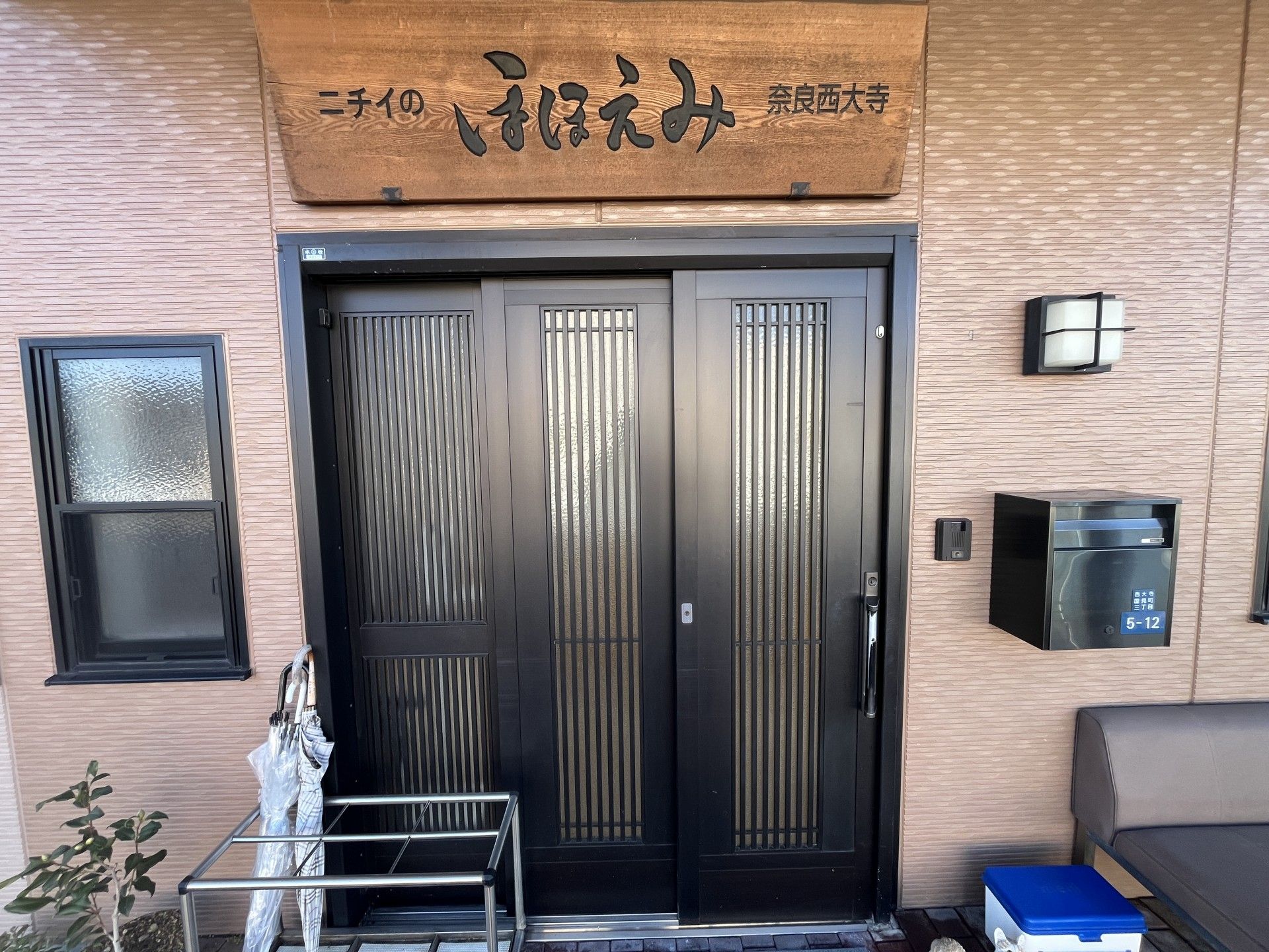 落ち着いた玄関の様子
