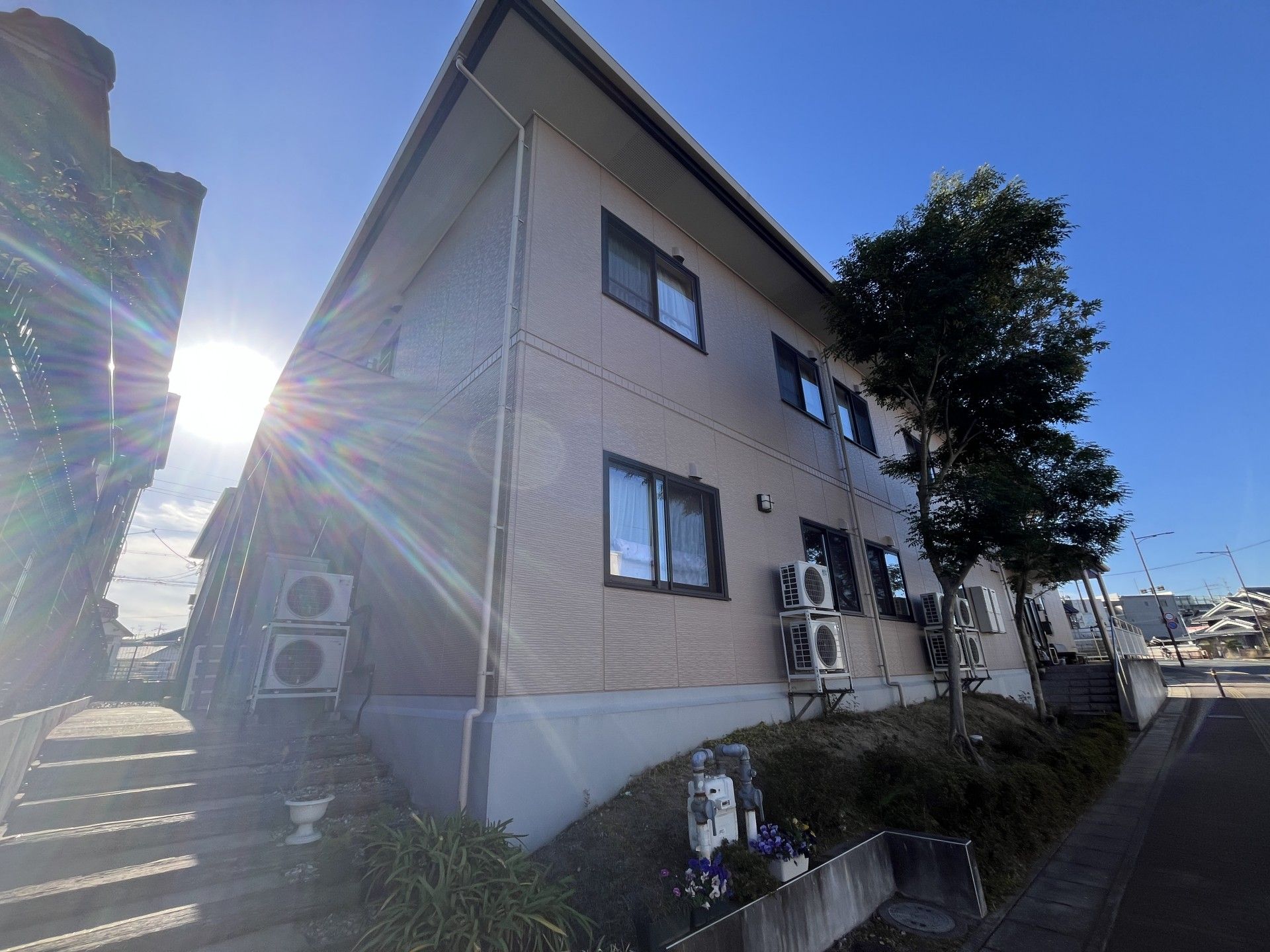 日差しが差し込む建物外観