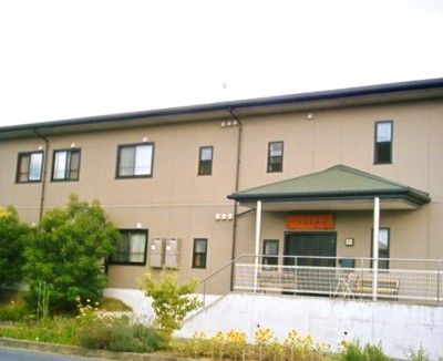 ゆったりとした外観の建物