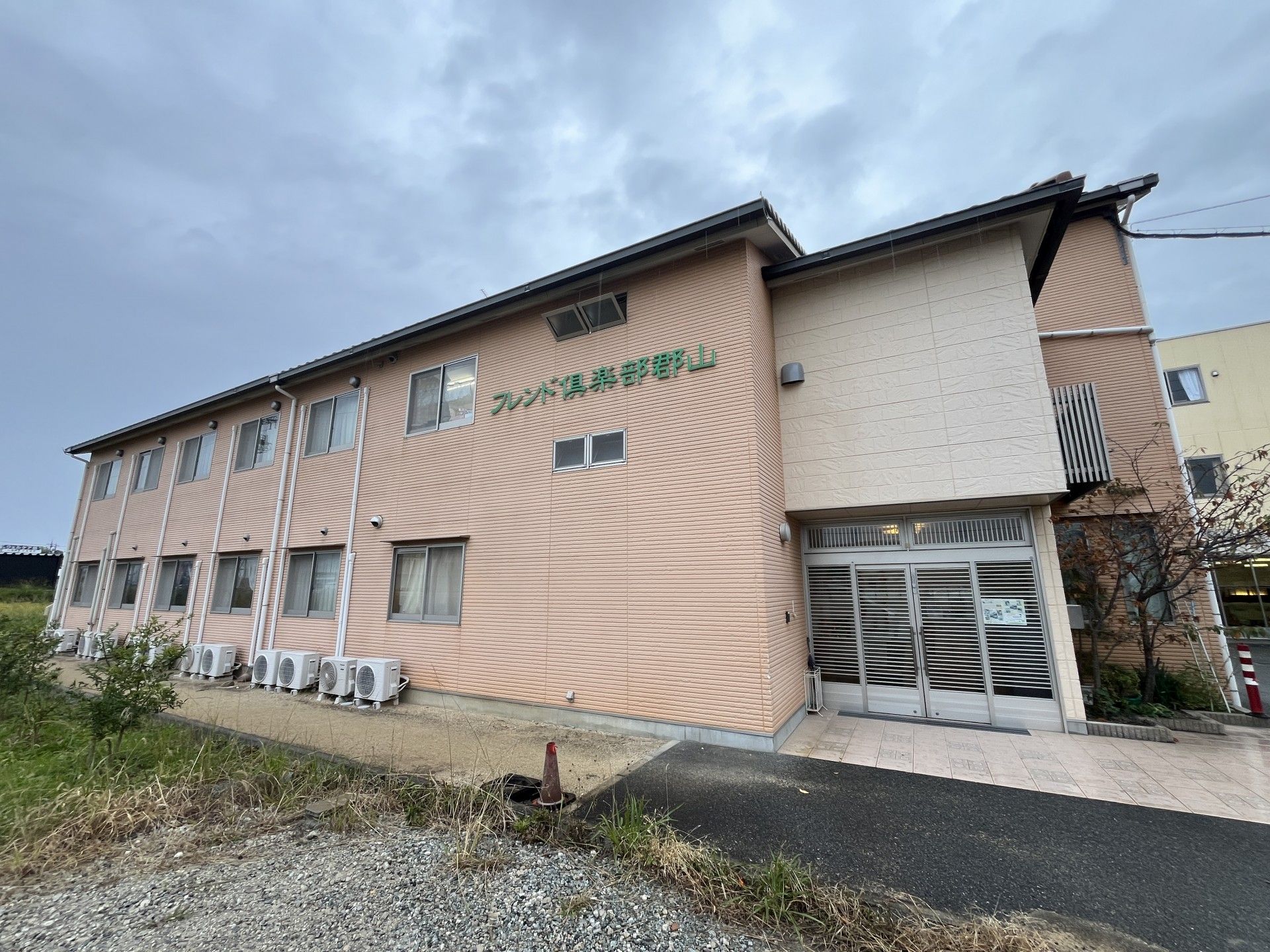 ゆったりとした外観の建物