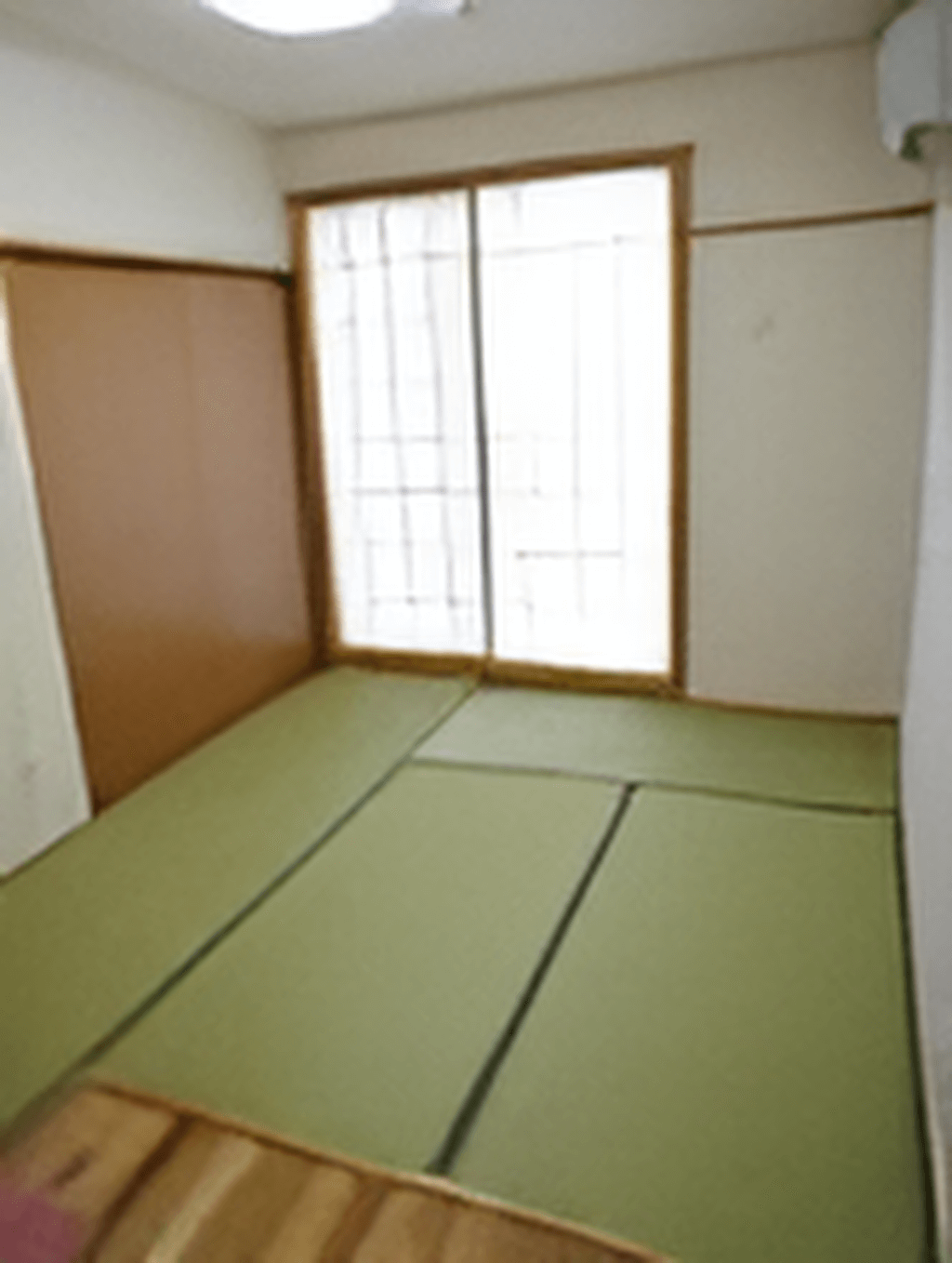 畳敷きの部屋には大きな窓が付き、日当たりがよく気持ちのいい空間。
