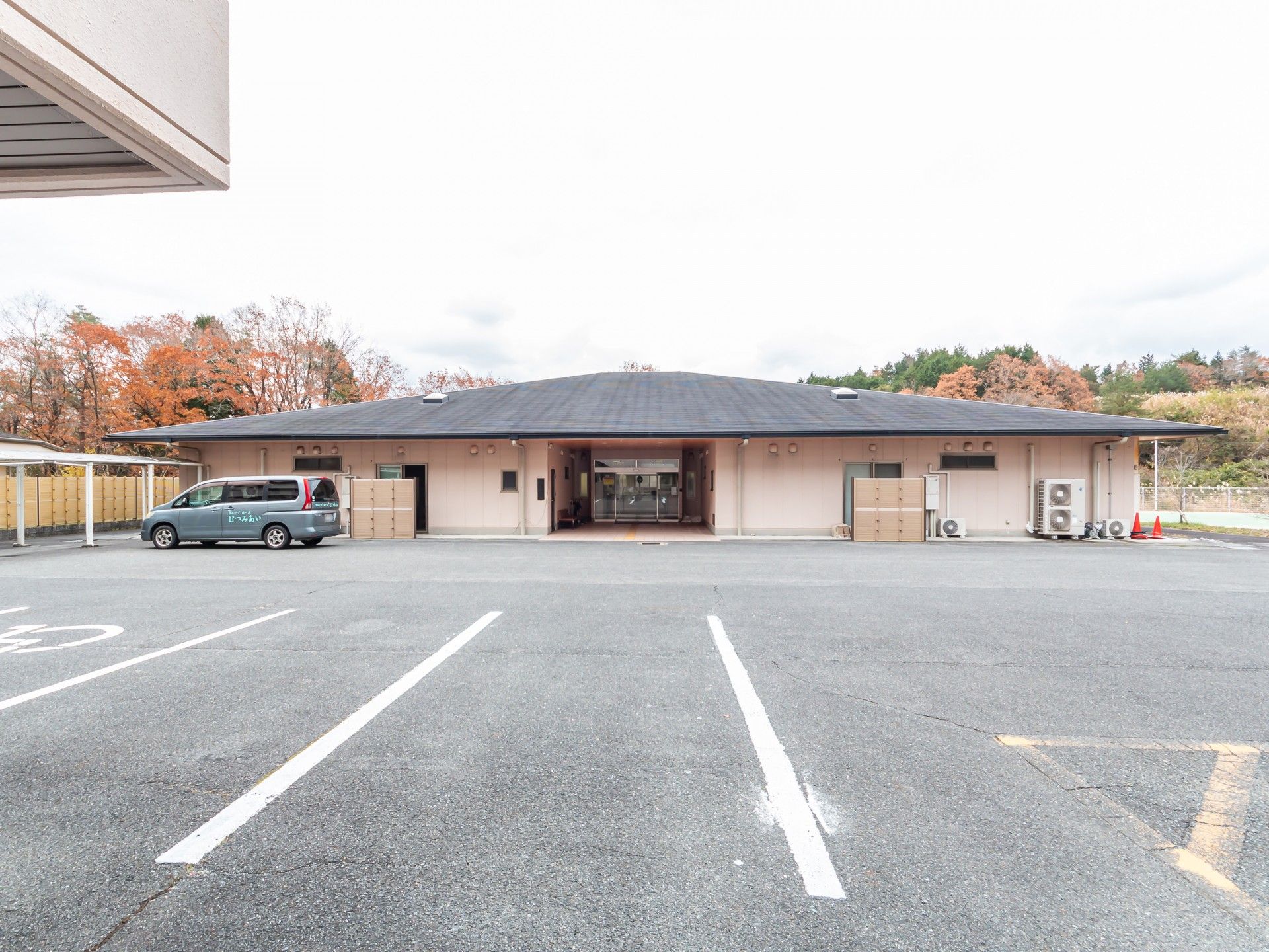広い駐車場の建物外観