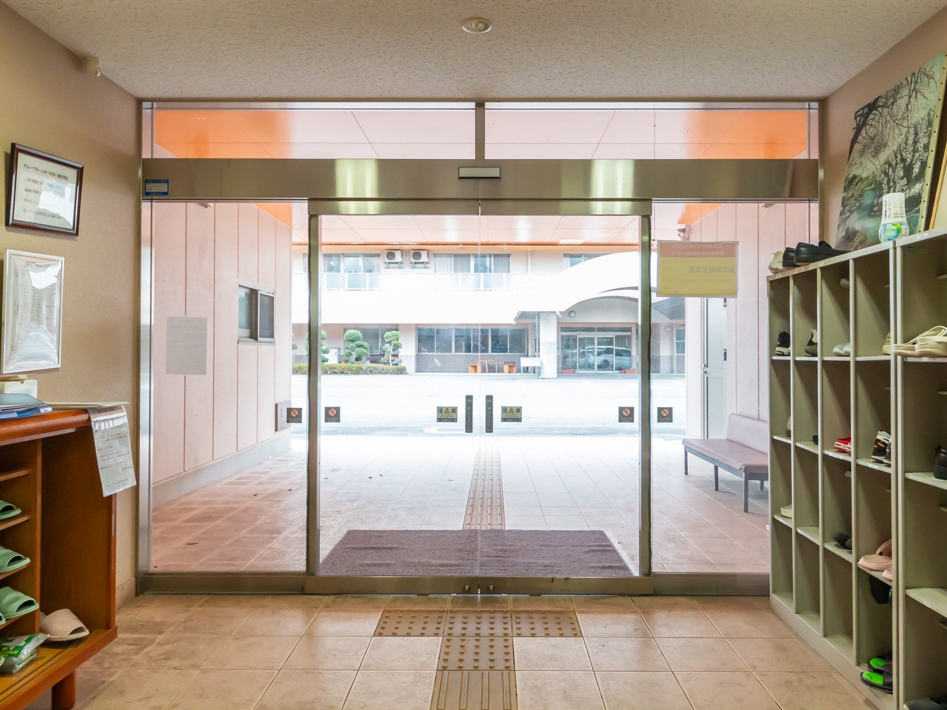 広い玄関の出入口