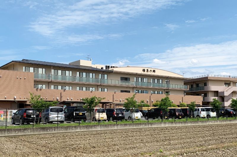 広々とした建物の外観
