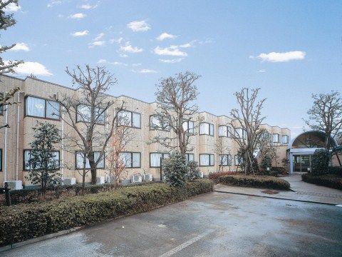 「ニチイホーム 国立」の外観。中庭を備えている施設。