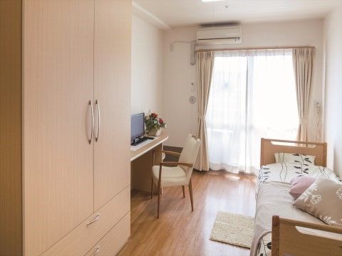 「ニチイホーム 国立」の居室（イメージ）。プライバシーも確保できる個室。