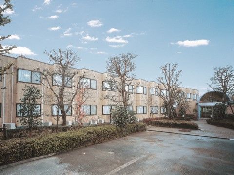 「ニチイホーム 国立」の外観。テラスガーデンなど、屋外スペースに緑を配している。