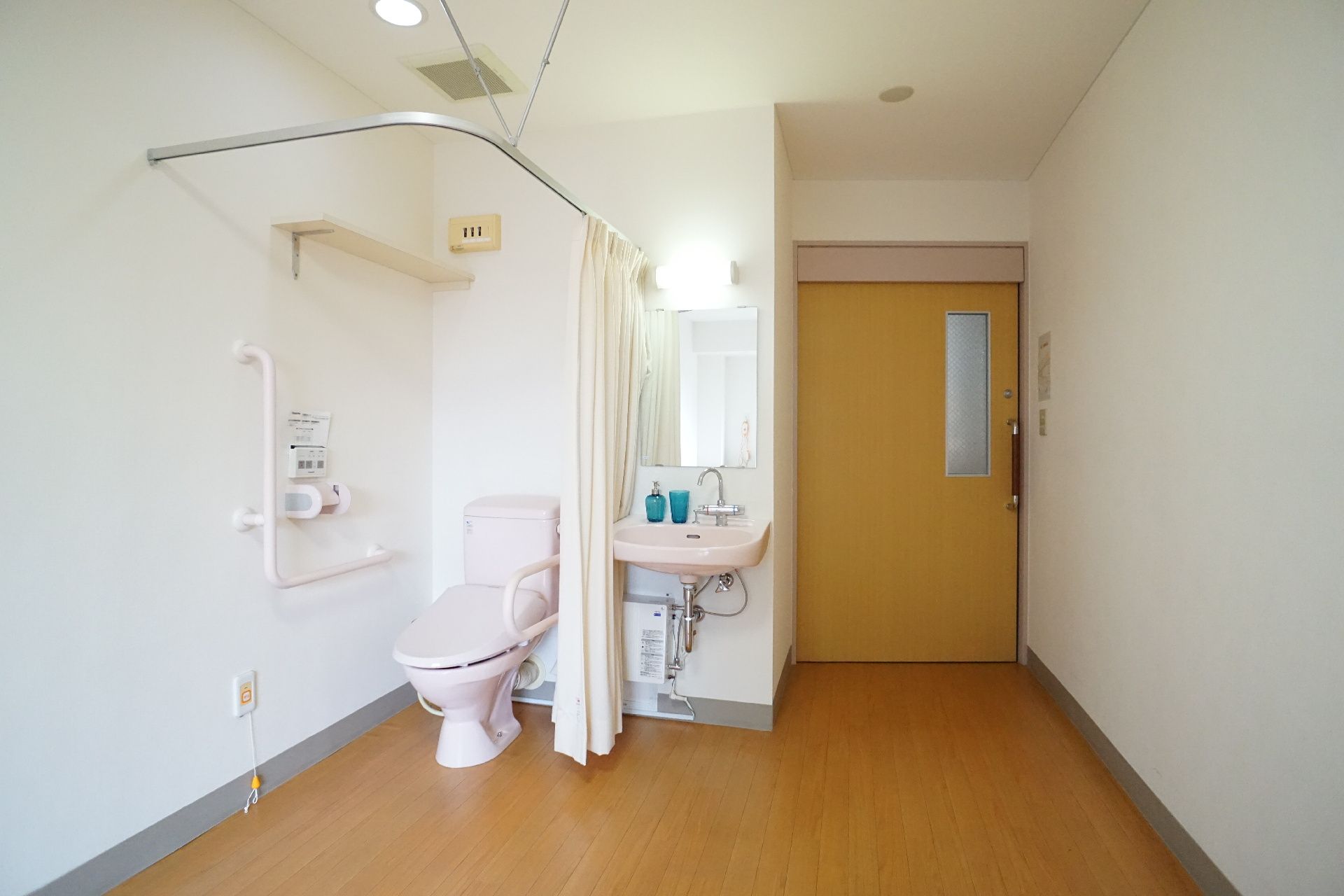 窓があるので日差しが差し込む広々とした居室