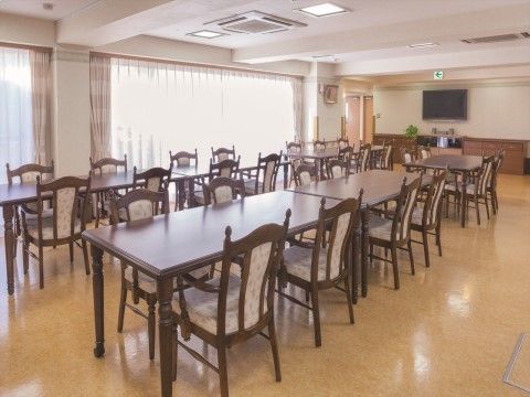 「ニチイホーム 西国分寺」のリビング＆ダイニング。大勢で交流できるスペース。