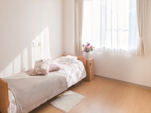 「ニチイホーム 西国分寺」の居室。エアコンやトイレを完備している。