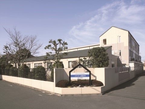 「ニチイホーム 西国分寺」の外観。建物の周辺に緑を配している。