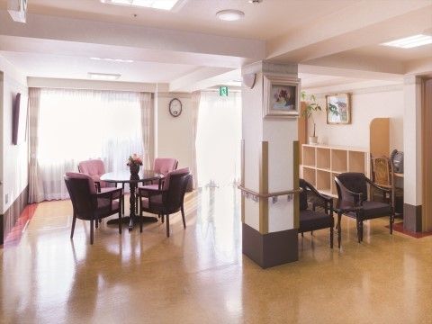 「ニチイホーム 西国分寺」のエントランスホール。開放感のあるスペース。