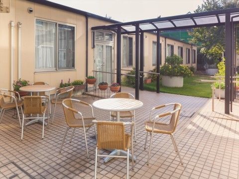 「ニチイホーム 西国分寺」のテラスガーデン。緑を配している癒しの空間。