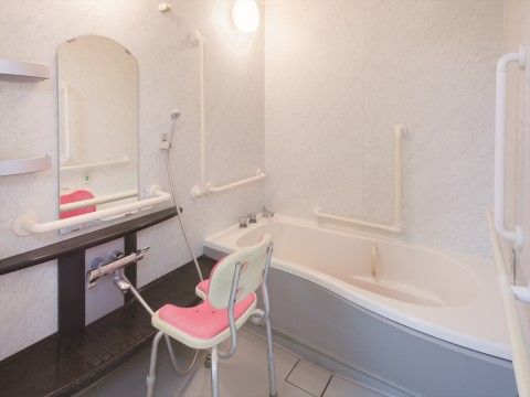 「ニチイホーム 西国分寺」の個別浴室。シャワーチェアーが置かれている。