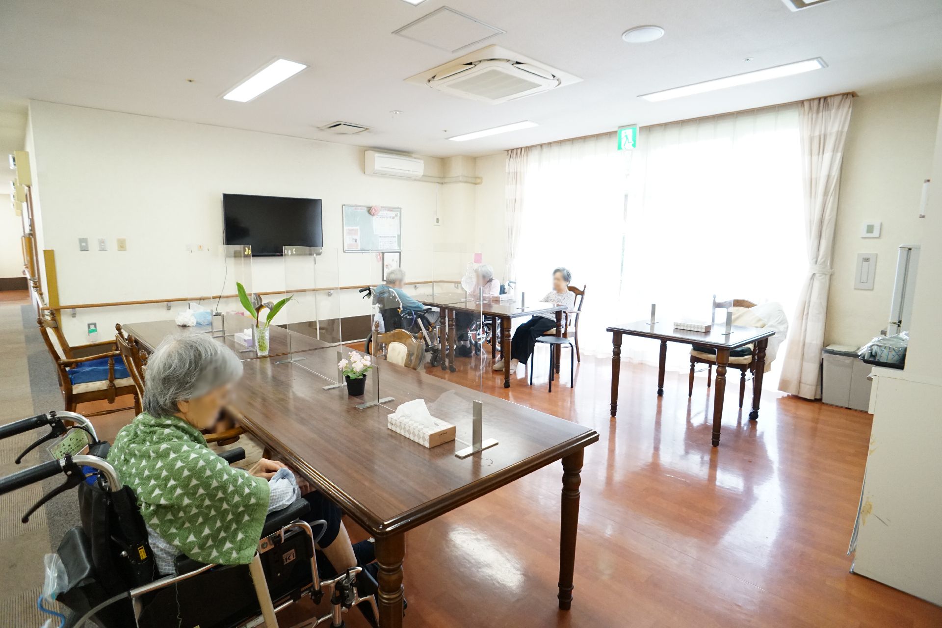 椅子とテーブルが設置してある共有スペース