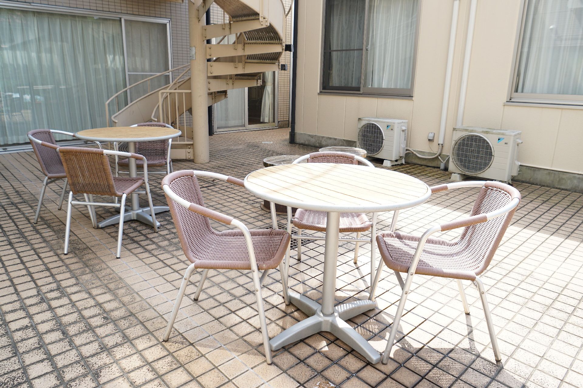 椅子やテーブルが設置されている中庭