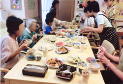 共有ダイニングでの食事風景