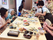 共有ダイニングでの食事風景