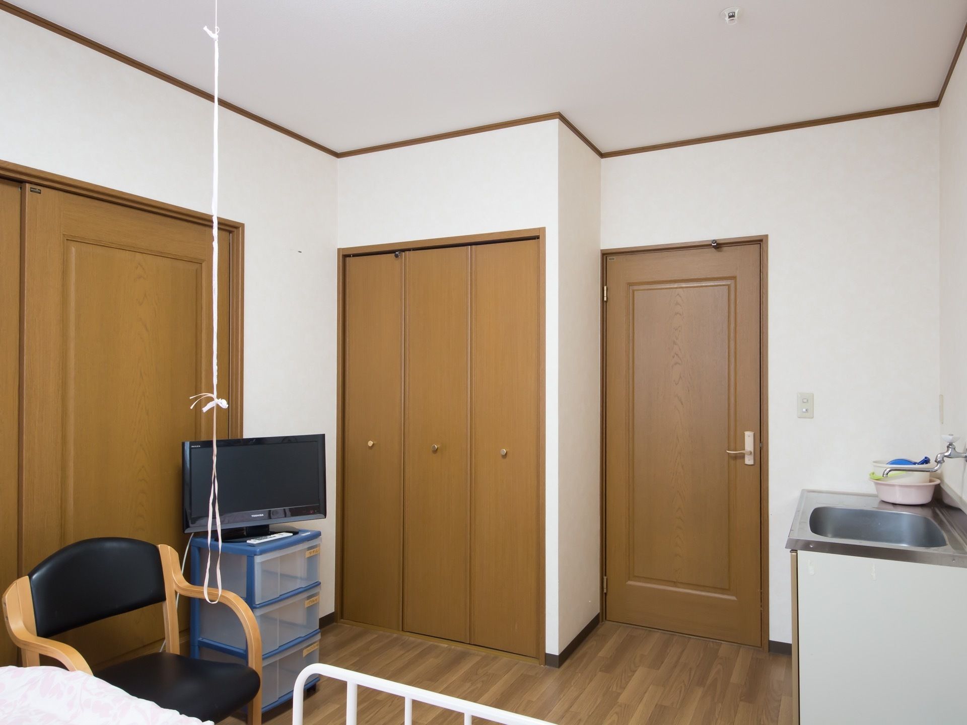 壁面収納タイプのクローゼットが部屋に備えられている。洗面台も設けられており、下の棚には食器類の収納も行うことができる。