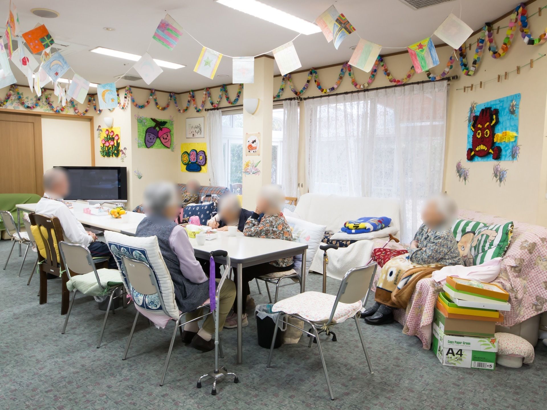 入居者様同士で絵画を楽しんだり、談話や食事を行ったりしている。ソファーが設置されているので、一人で休憩を取ることもできる。