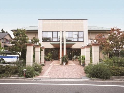 「ニチイホーム 立川」の外観。バリアフリー構造の建物。