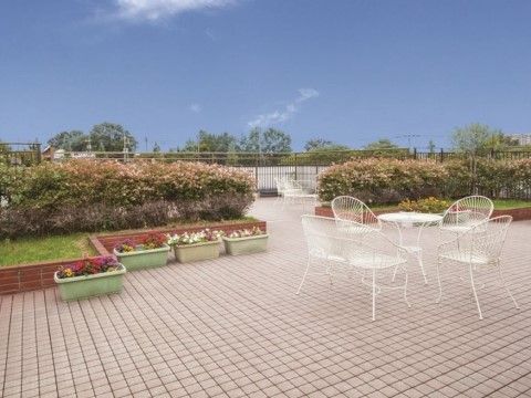 「ニチイホーム 立川」の屋上テラスガーデン。緑豊かな癒しの空間。