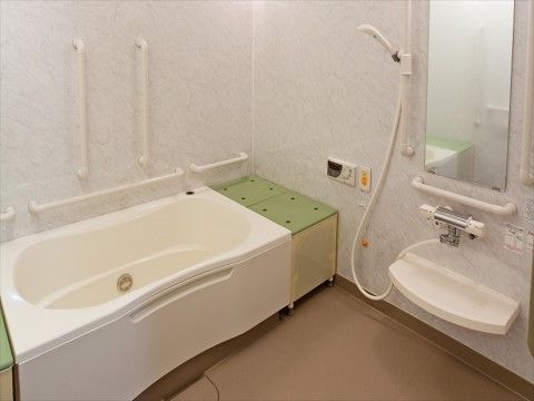 「ニチイホーム 立川」の個別浴室（イメージ）。プライバシーも確保できる浴室。