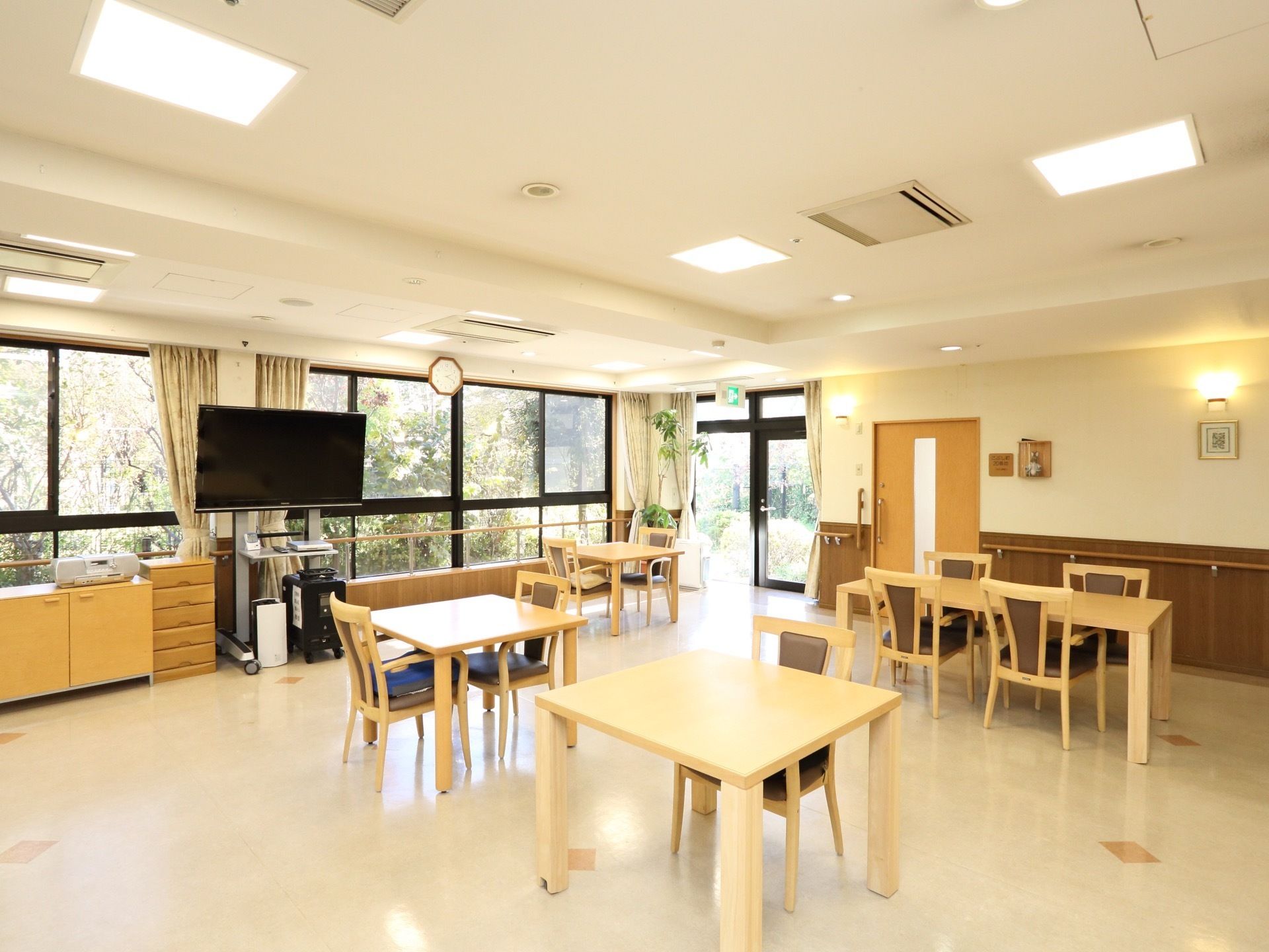 食堂のテーブルセットは間隔が広く取られて、ゆったりしている。大きなテレビが置かれ、鑑賞して食事やくつろぎの時間が過ごせる。