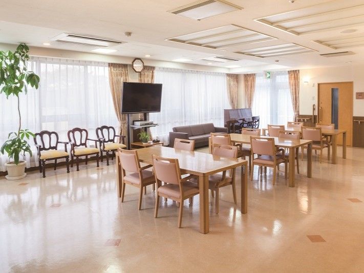 「ニチイホーム 立川」のリビング＆ダイニング。お食事以外にも、交流の場として利用できる。