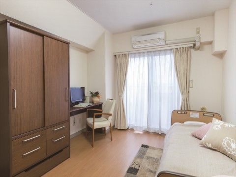 「ニチイホーム 立川柴崎」の居室。エアコンや暖房便座機能付トイレを完備している。