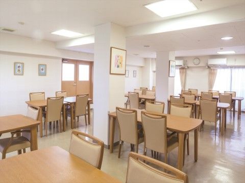 「ニチイホーム 立川柴崎」のリビング＆ダイニング。大勢で交流できる食堂。