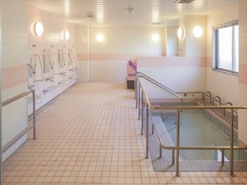 「ニチイホーム 立川柴崎」の一般浴室（イメージ）。大浴場でゆったりと入浴できる。
